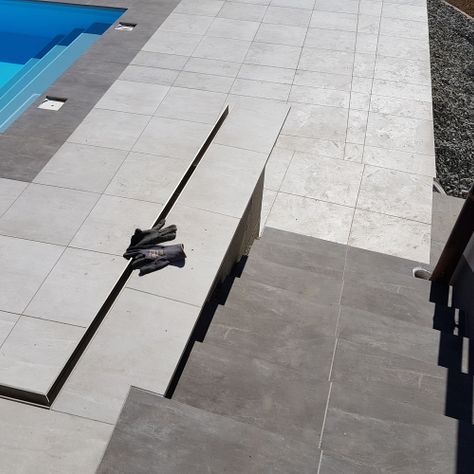 Poolumrandung aus Stein